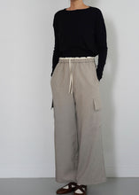 Load image into Gallery viewer, double waist cargo trouser
画像をギャラリービューアに読み込む, double waist cargo trouser

